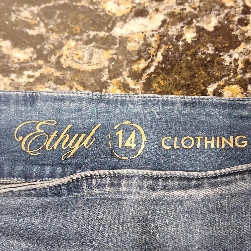Q women's Ethyl Clothing blue stretch denim capris size 14 - Picture 5 of 6